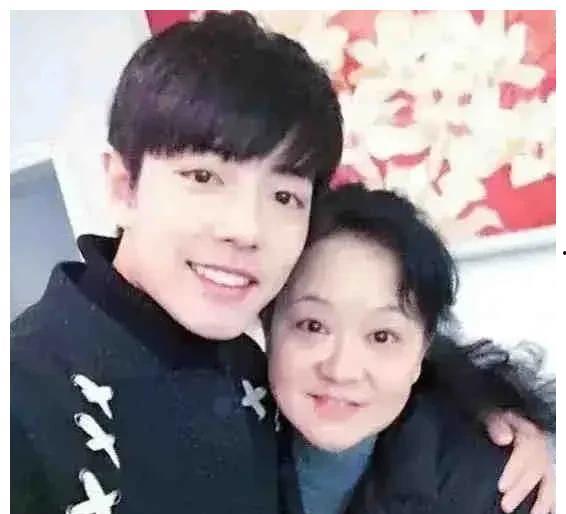 娱乐吃瓜最新恋情曝光,神秘情侣甜蜜互动引热议